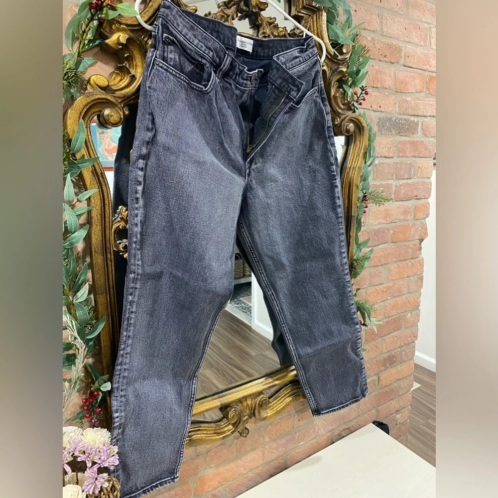 Abercrombie & Fitch Mom Jeans NWOT - Picture 1 of 4
